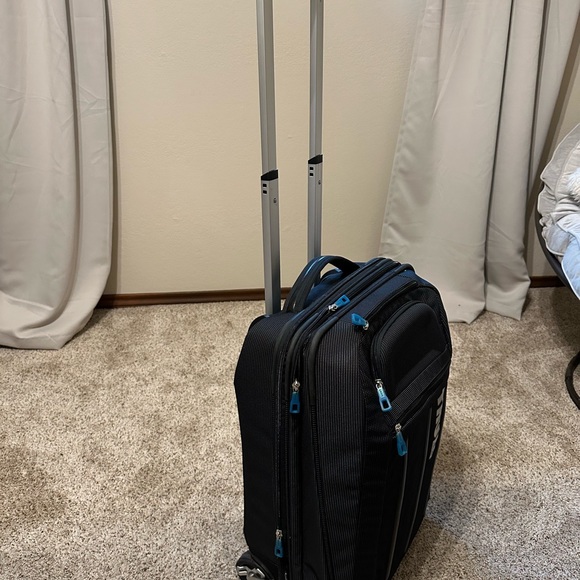 Thule Crossover Upright 22in Rolling Gear Bag. Carry on size. - Picture 4 of 6